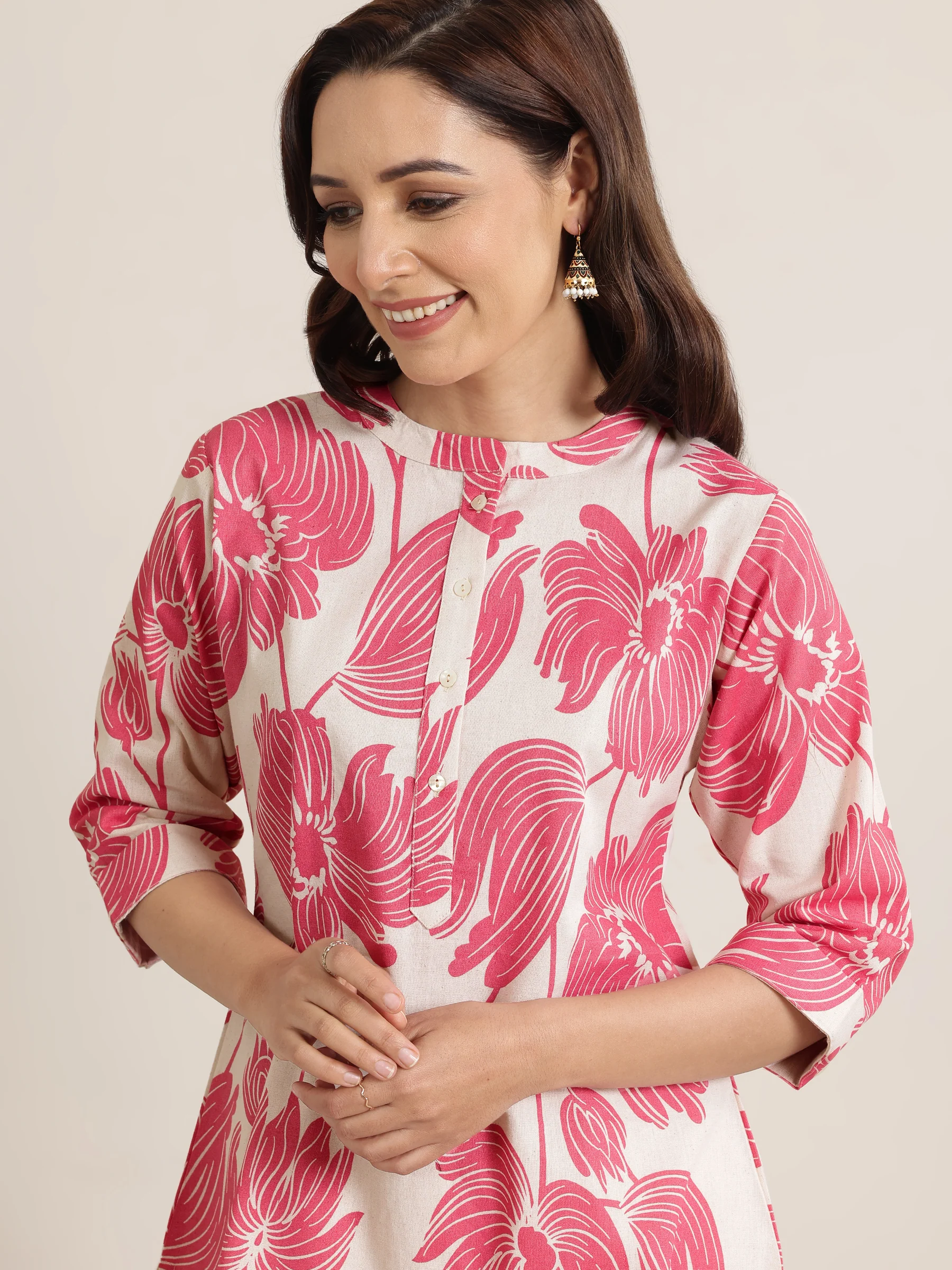 29372O_4Main_4703921c-5768-4fd0-b40c-9b2d34ec1588.webp Pink Printed Cotton Straight Short Kurti - Image 1